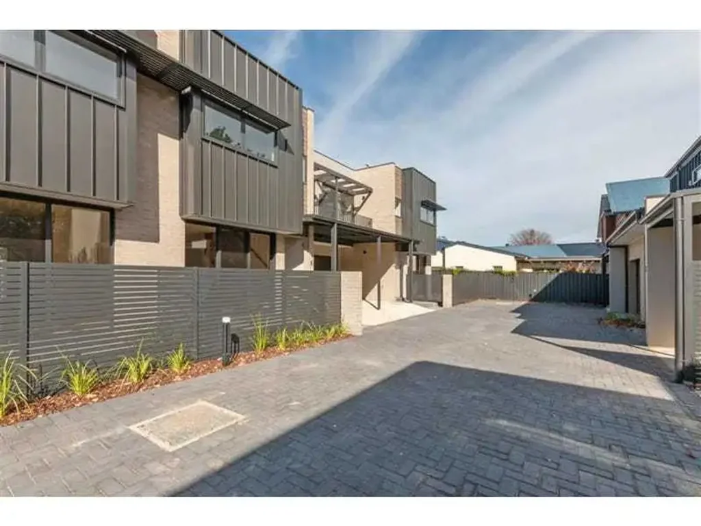Modern 3-Bedroom Townhouse in the Heart of Dickson