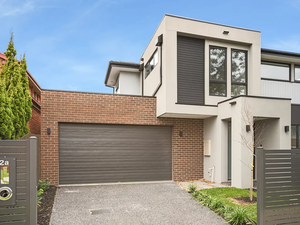 Contemporary Family Luxury in the McKinnon Secondary College Zone