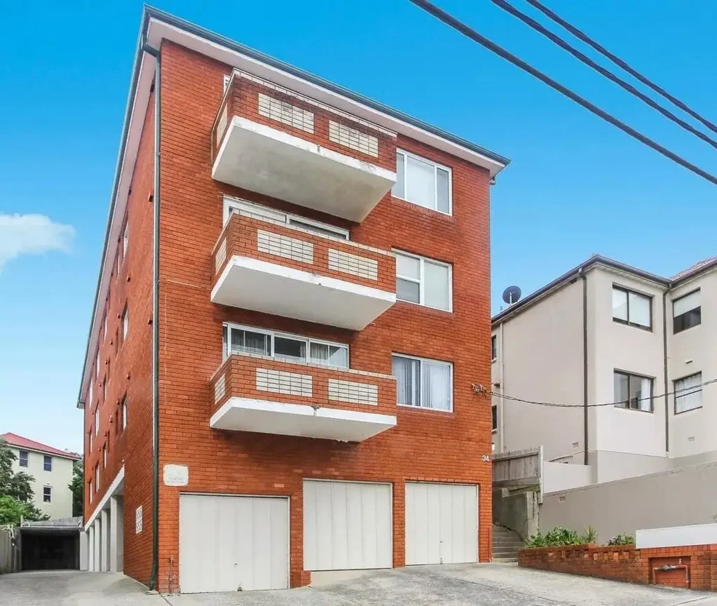 2 Bedroom Apartment Walking Distance to the Beach