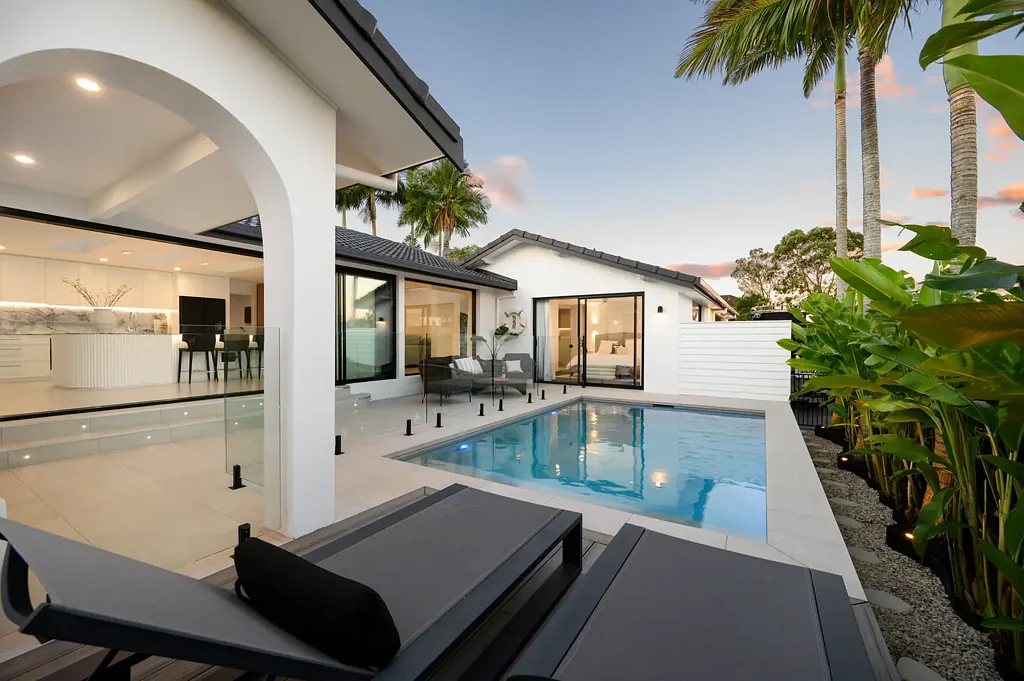 Ashmore 4Zimmer Palm House - A Modern Resort Style Masterpiece