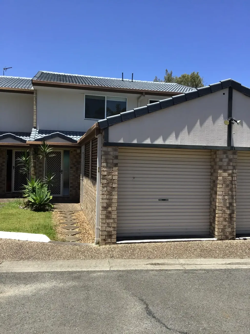 Townhouse with enclosed courtyard