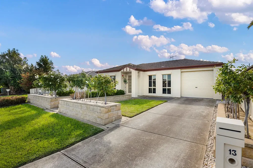 Burton 4房  Move-In Ready Comfort with Family-Friendly Lifestyle Appeal.