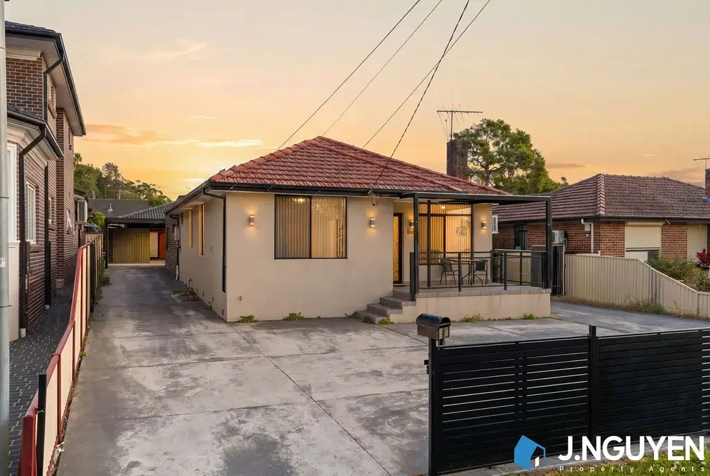 Villawood 5房 宽敞三卧主宅 独立两卧granny flat 705sqm地块 现代厨房石台面 燃气烹饪 靠近学校商店 公交便利 House & Granny on 705m² - Peaceful & Convenient Location