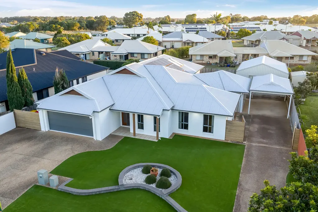 Kalkie 5ਬੈੱਡਰੂਮ MODERN FAMILY ENTERTAINER ON 825m² WITH SHED, SOLAR & PREMIUM EXTRAS
