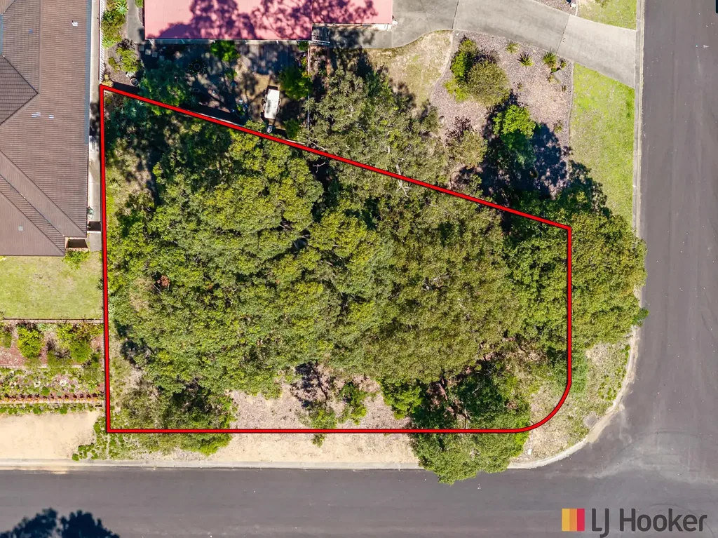 Surfside Large Elevated Corner Block - Only 800m to the Beach !