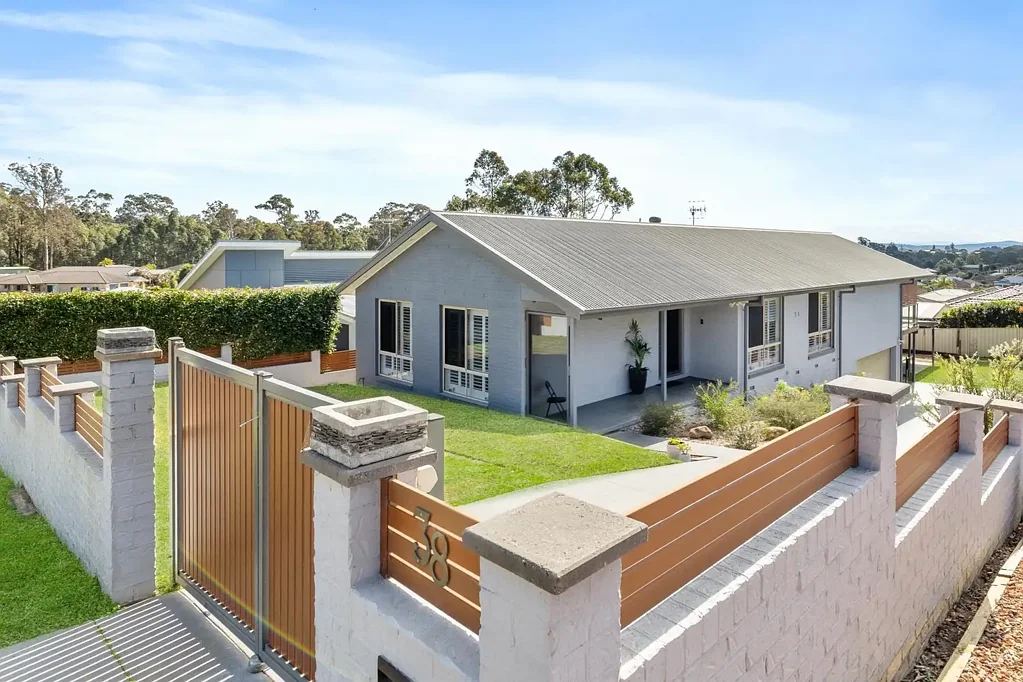 Sunshine Bay 4 Slaapkamer Renovated Family Home with Distant Mountain Views