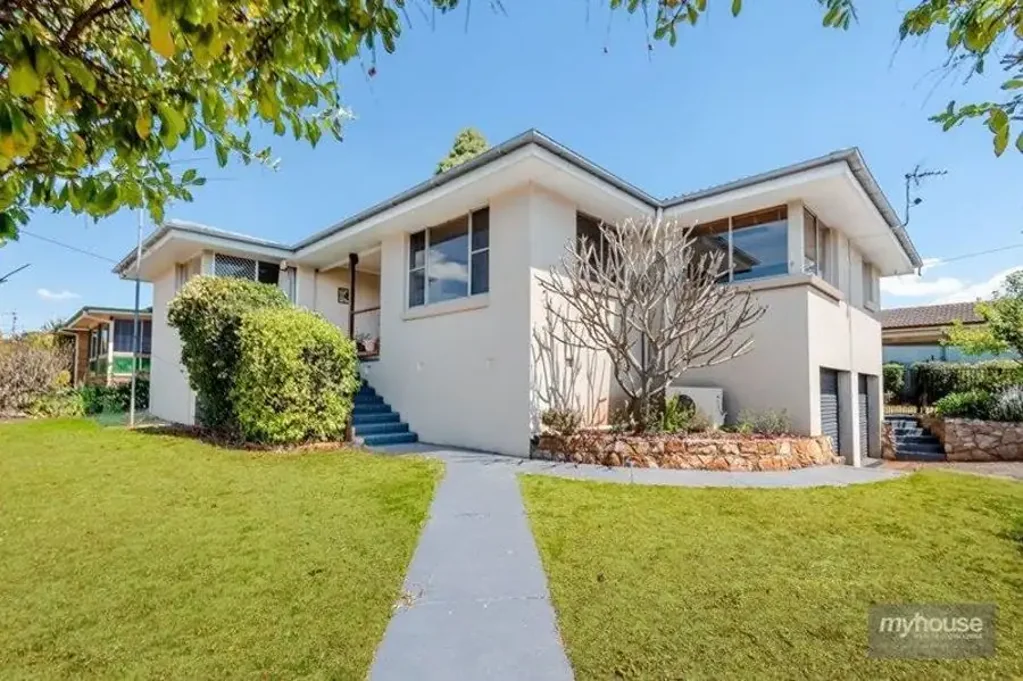 Centenary Heights 3ห้องนอน Large Family Home in Sought-after Location