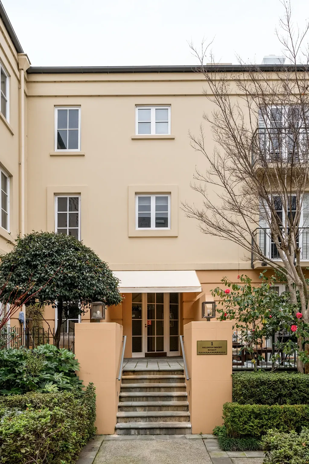 East Melbourne 2房 Wellington Gardens地标  东墨尔本核心  精装住宅  开放式布局  主卧套内卫浴  地下车位  庭院入口  社区度假设施  步行生活圈 Garden Living, Grand Lifestyle