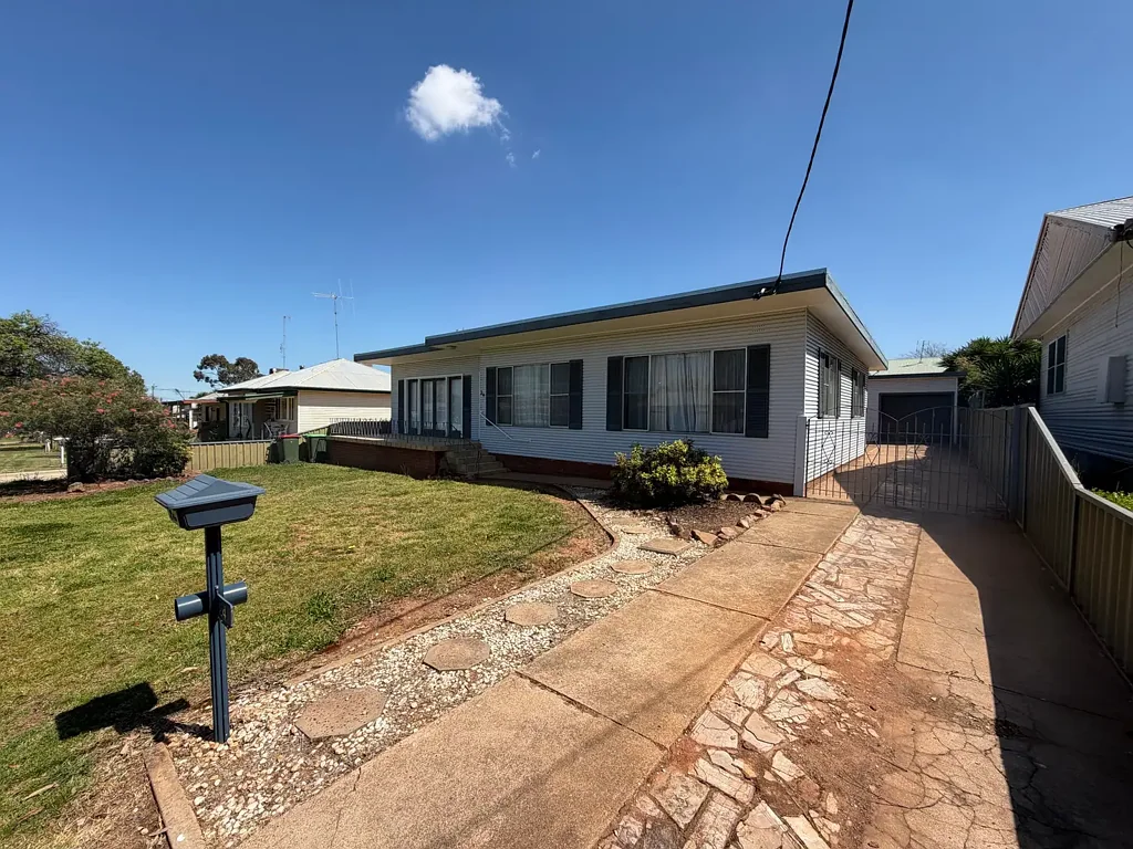Parkes 3બેડરૂમ Neat, Tidy and Full of Natural Light
