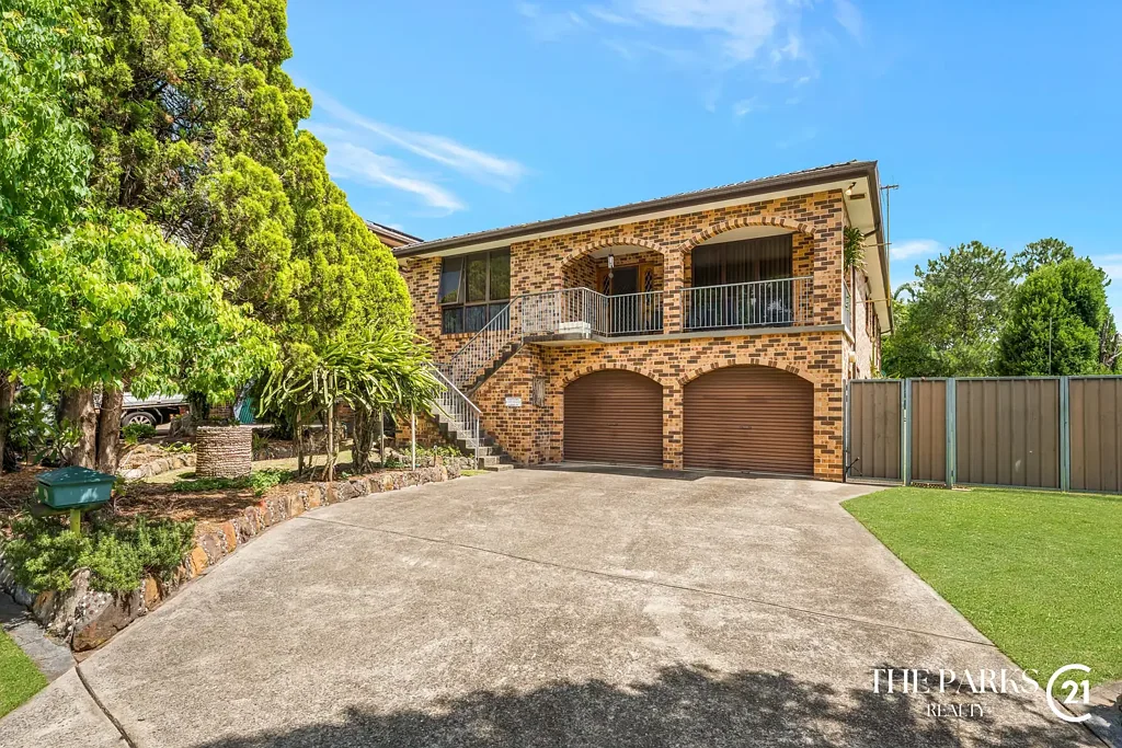 Edensor Park 5部屋 849sqm BLOCK + 5 BEDROOM HOME OWNER BUILT HOME!