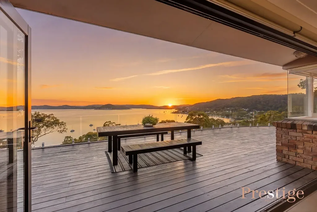 Tascott 4 Slaapkamer A Split-Level Masterpiece Embracing 180° Water Views