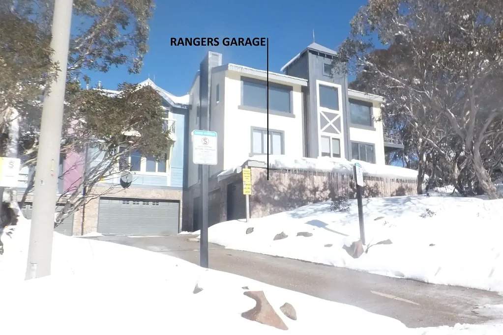 Natte Yallock Rare Opportunity: Secure 10m by 3m Garage in the Snow - The ideal solution for mountain living.
