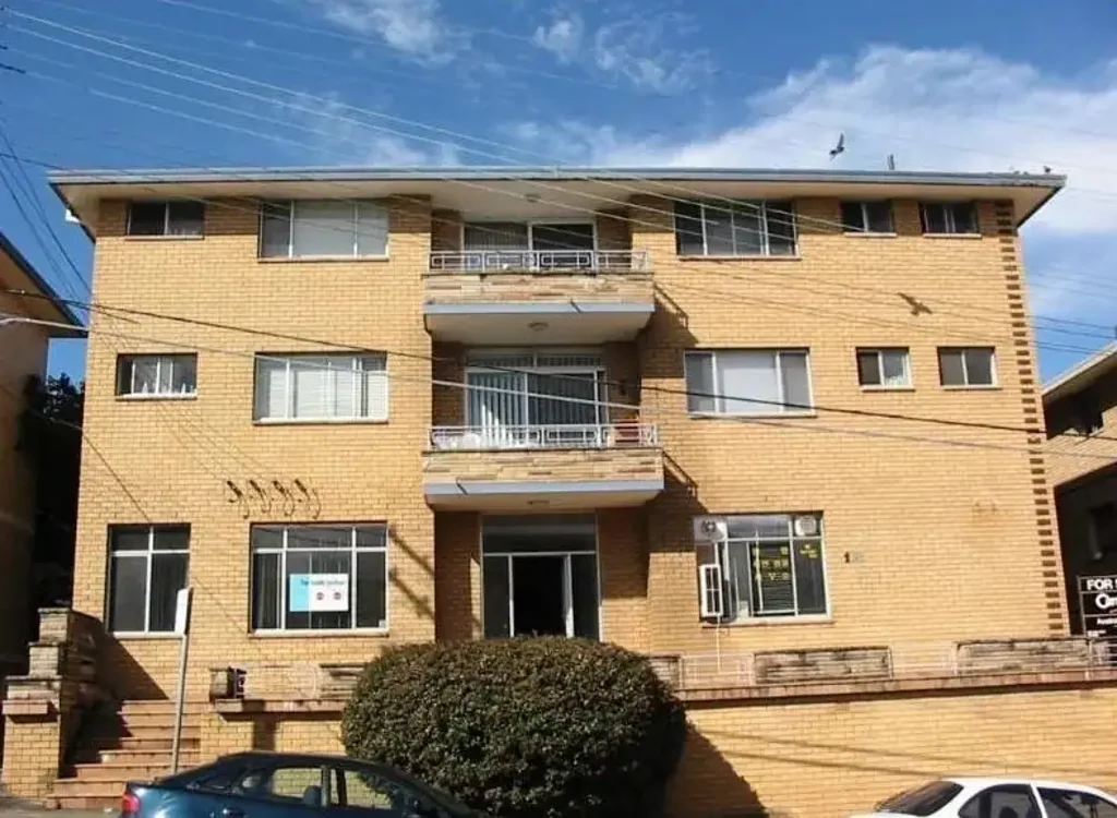 2 Bedroom unit with walking distance to station, shops and restaurants.