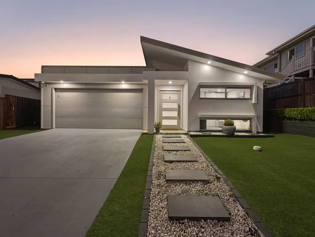 Redbank Plains 4બેડરૂમ EX-DISPLAY HOME WITH LUXURY LIVING | OWNERS ARE MOTIVATED TO SELL
