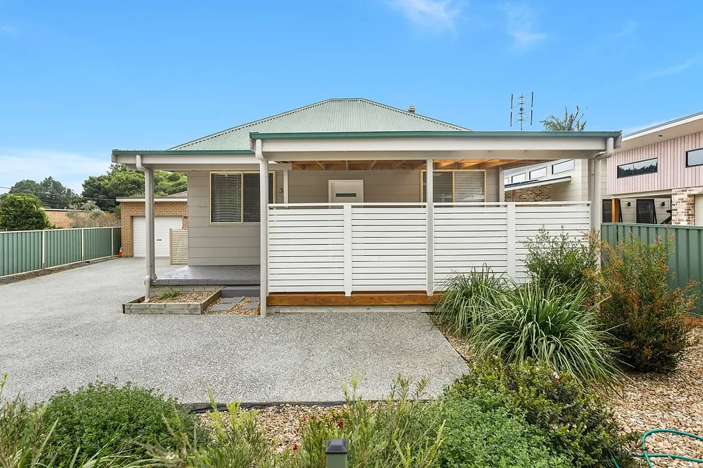 Tarrawanna 3침실 CHARMING 3-BEDROOM VILLA STYLE HOME WITH ESCARPMENT VIEWS!