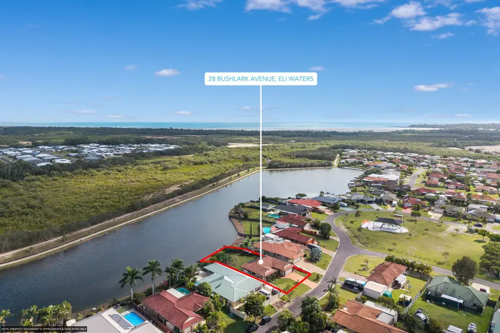 Eli Waters 4غرفة نوم Rare Lakefront Opportunity – Don't Miss Out!