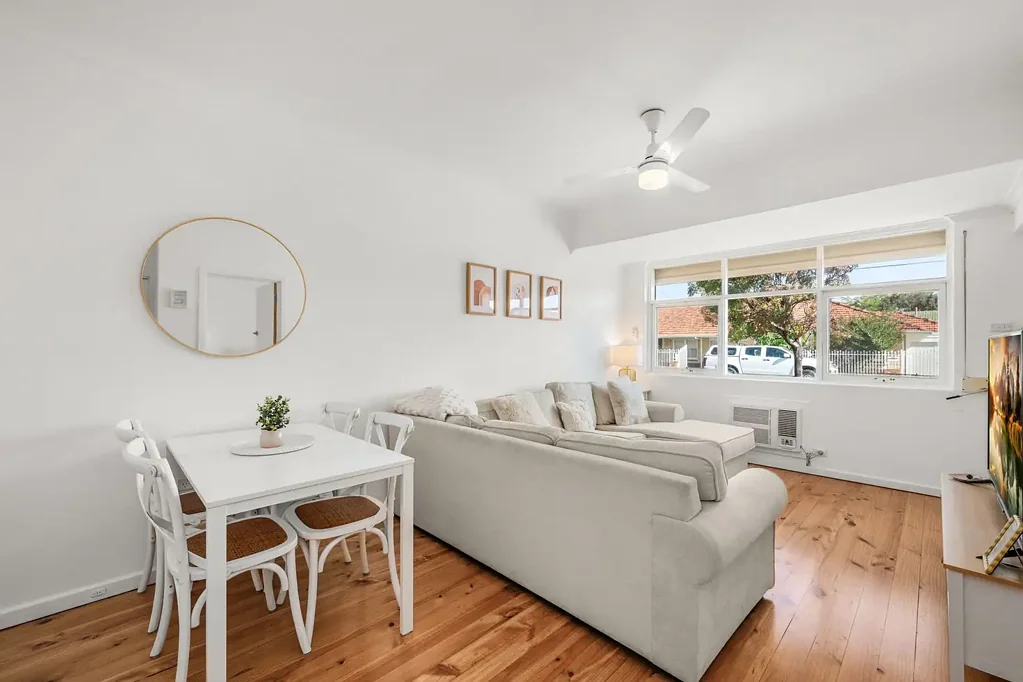 Glenelg East 2房  Light-Filled & Low-Maintenance Living in a Prime Glenelg East Location
