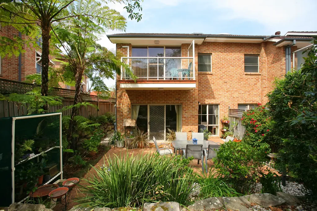 Gordon 3ਬੈੱਡਰੂਮ Spacious 3 Bed, 2.5 Bath, 2+ Parking Townhouse in "St John's Wood Complex".