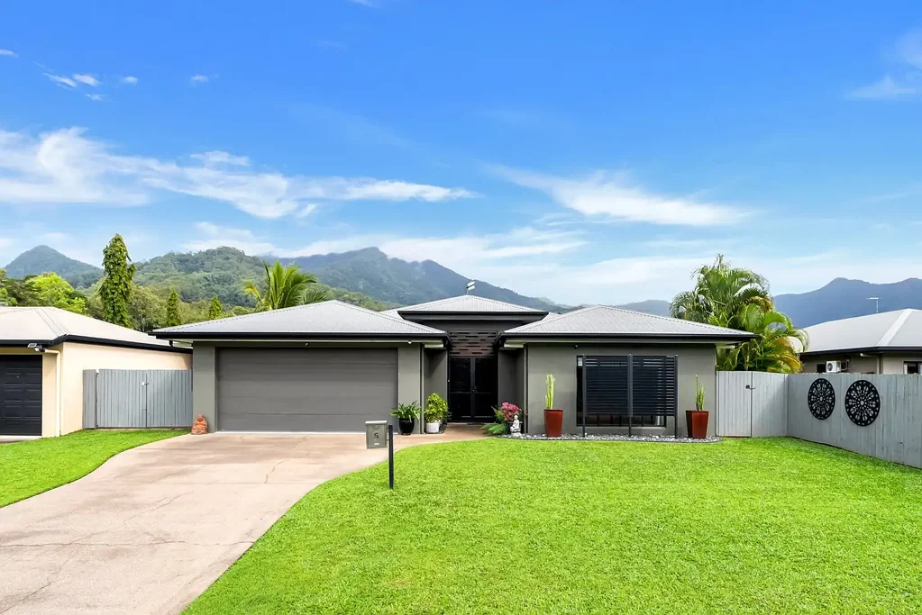 Edmonton 4Zimmer 4 Bedroom Family Home with Boat or Caravan Parking