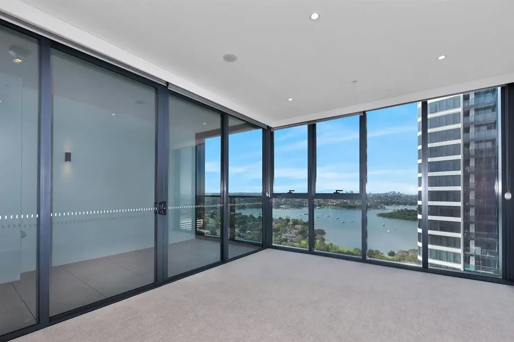 Level 23 apartment with sweeping city views