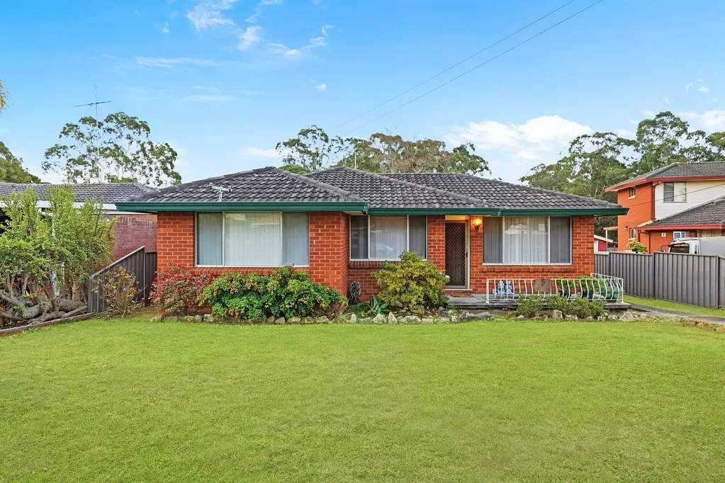 Seven Hills 3غرفة نوم Classic Brick Home with Endless Potential
