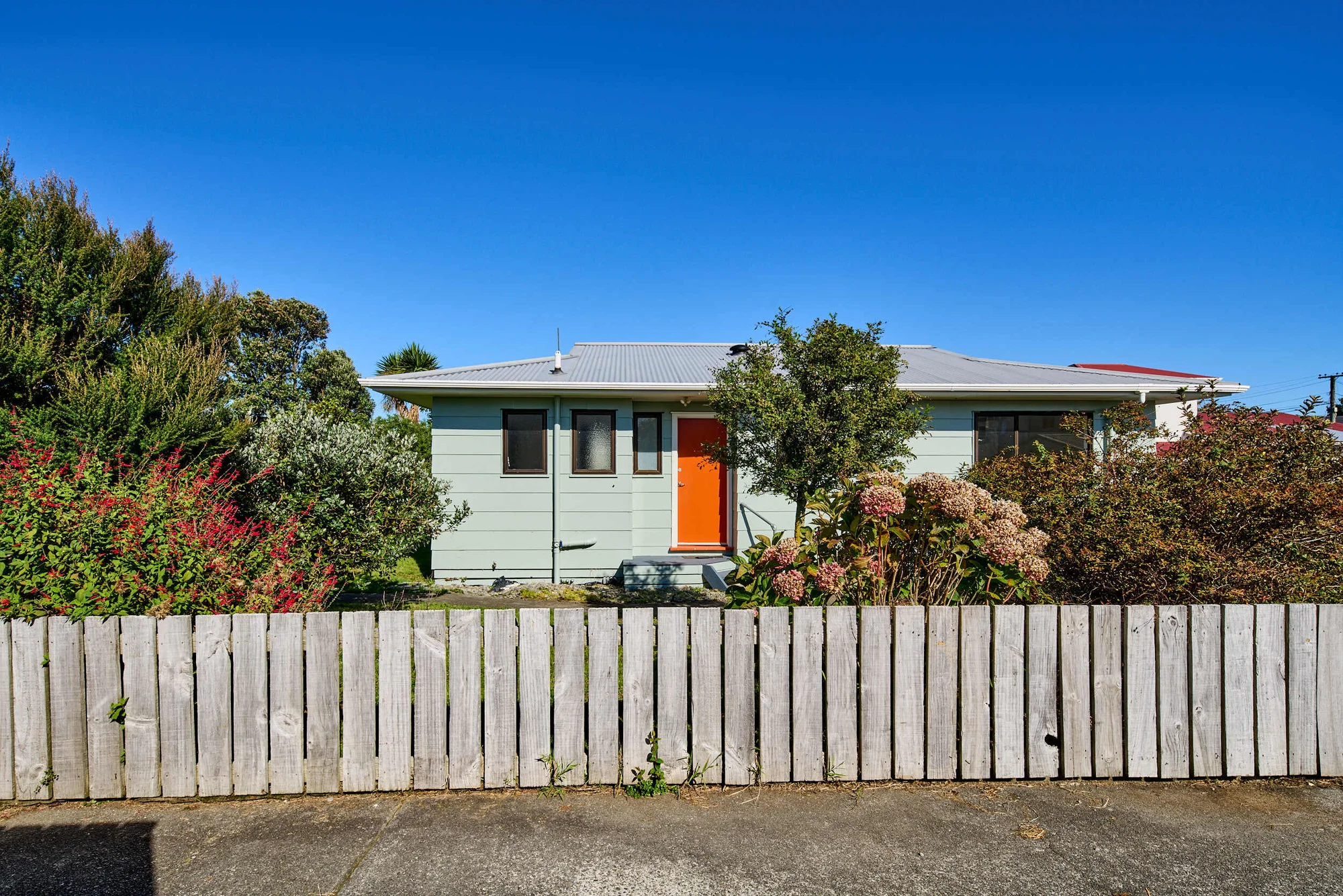Waterloo 2房  Under offer - Bold orange on Waiwhetu Road