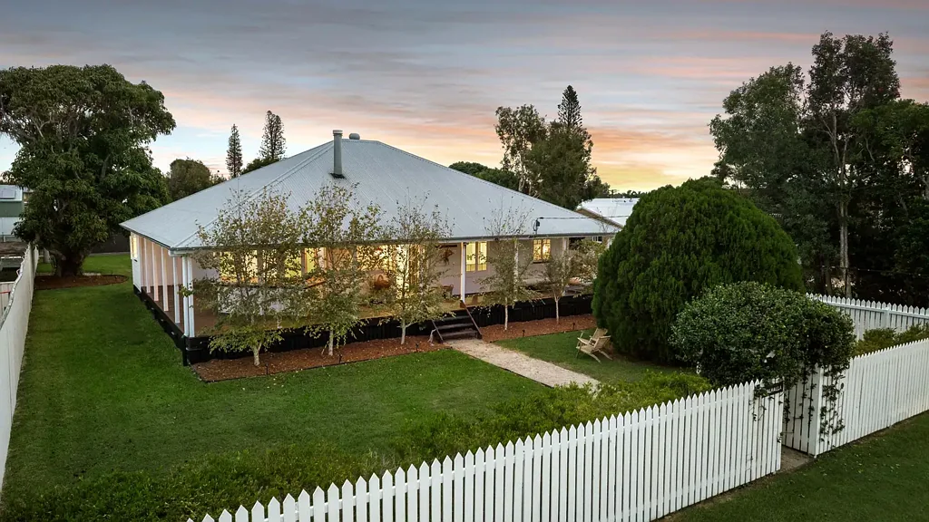 Point Vernon 3Moenga A Thoughtfully Reimagined Interpretation of Queenslander Living