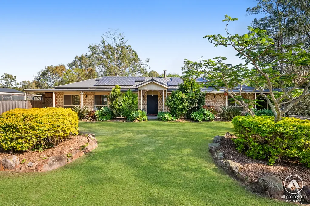 New Beith 4房 宽敞四卧主套 4千平私享大地 现代厨吧露台 太阳能电池双车位 Acreage Elegance | Modern Family Living on a Grand Scale
