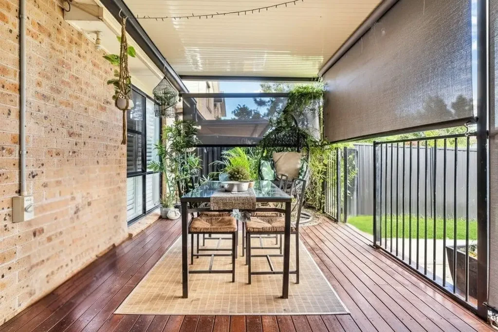 South Windsor 4房  Spacious Family Living with Indoor-Outdoor Flow