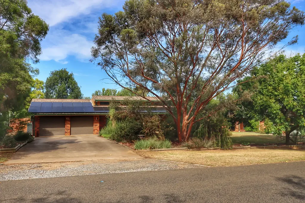 Cowra 5 Bedroom North Cowra Family Home Awaits.