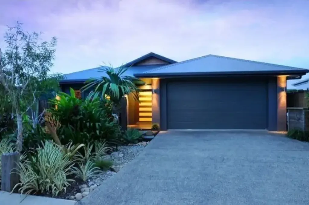 SPACIOUS FAMILY HOME WITH A POOL IN SOUGHT AFTER PALM COVE!
