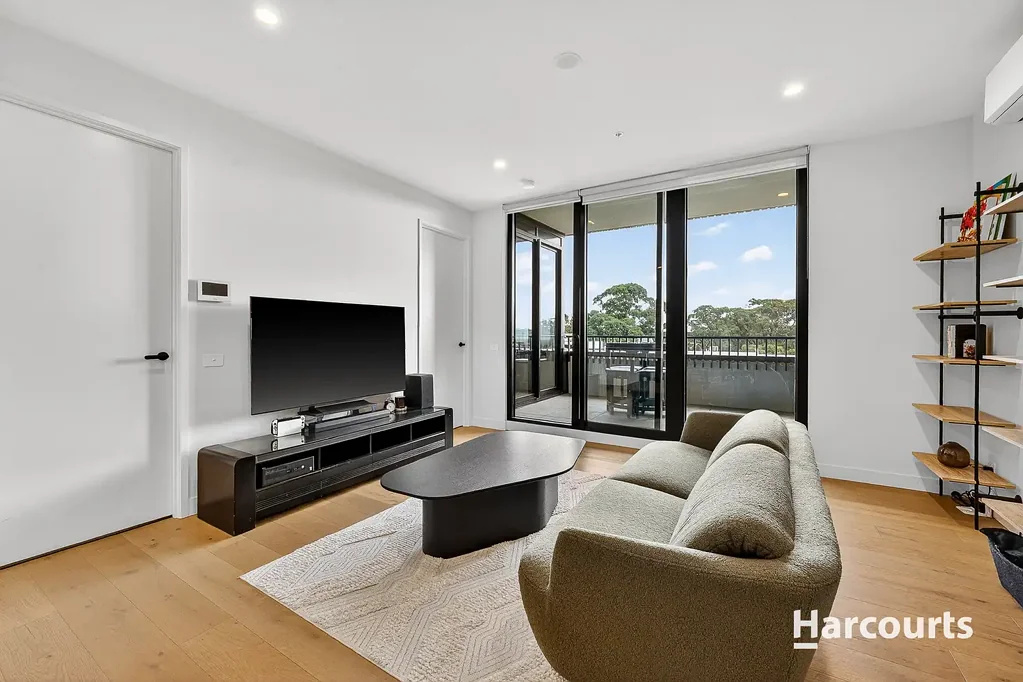 Burwood East 2房 MWSC学区优越 地理位置佳 Deakin PLC近邻 宽敞起居空间 现代化厨房设计 硬木地板铺设 城市天际线景 Contemporary Prestige in the MWSC School Zone