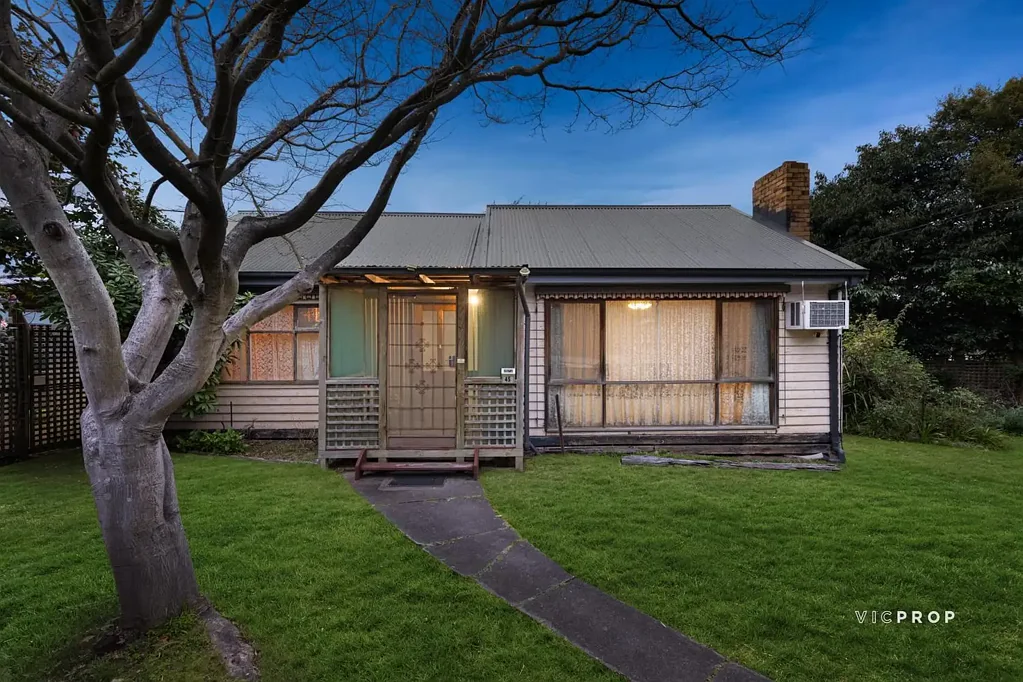 Bayswater 3房 Sydney Road优越位置 3卧宽敞布局 后院带大型棚屋 翻新扩建潜力无限 自然光线充沛 Prime Potential on Sydney Road – Renovate, Invest or Develop (STCA)