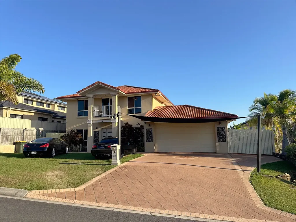 Modern 6-Bedroom unbeatable location Family Home!