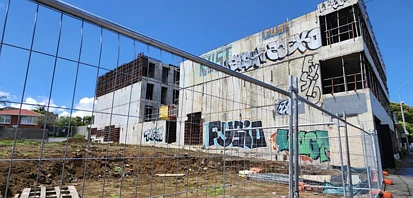 Epsom烂尾楼继续放任崩坏，邻居拆了自己的楼却等不到对方行动