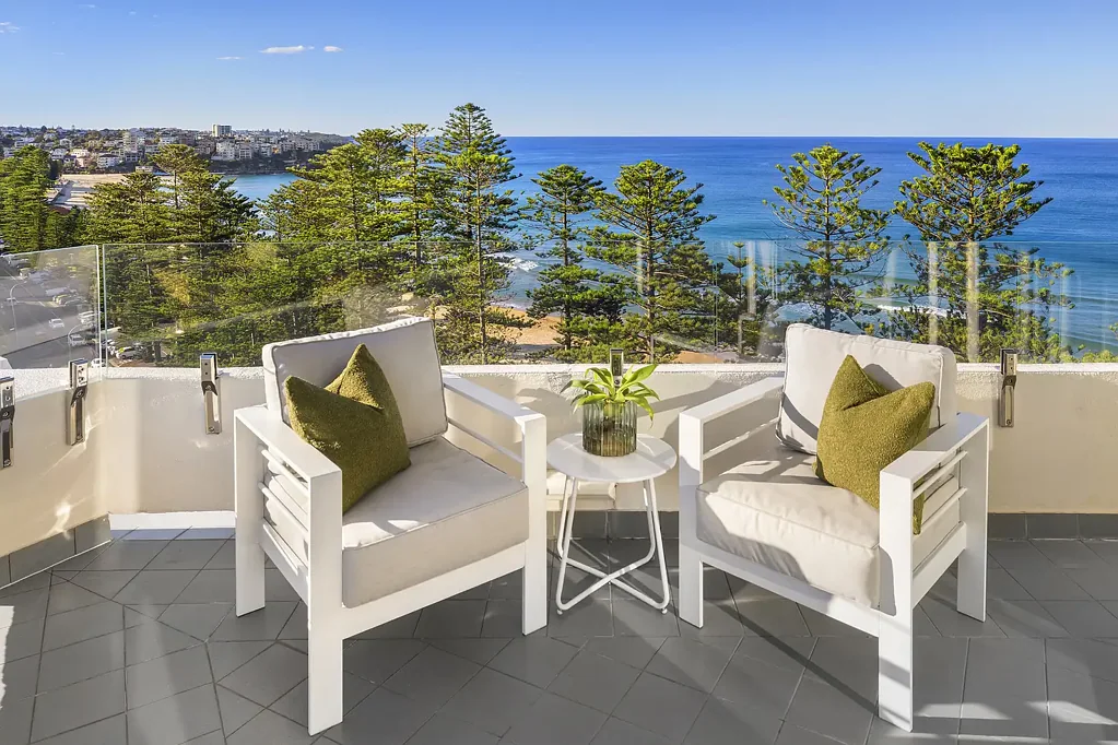 Manly 2 Slaapkamer Sub-Penthouse beachfront apartment in the iconic 'Trident' with uninterrupted views