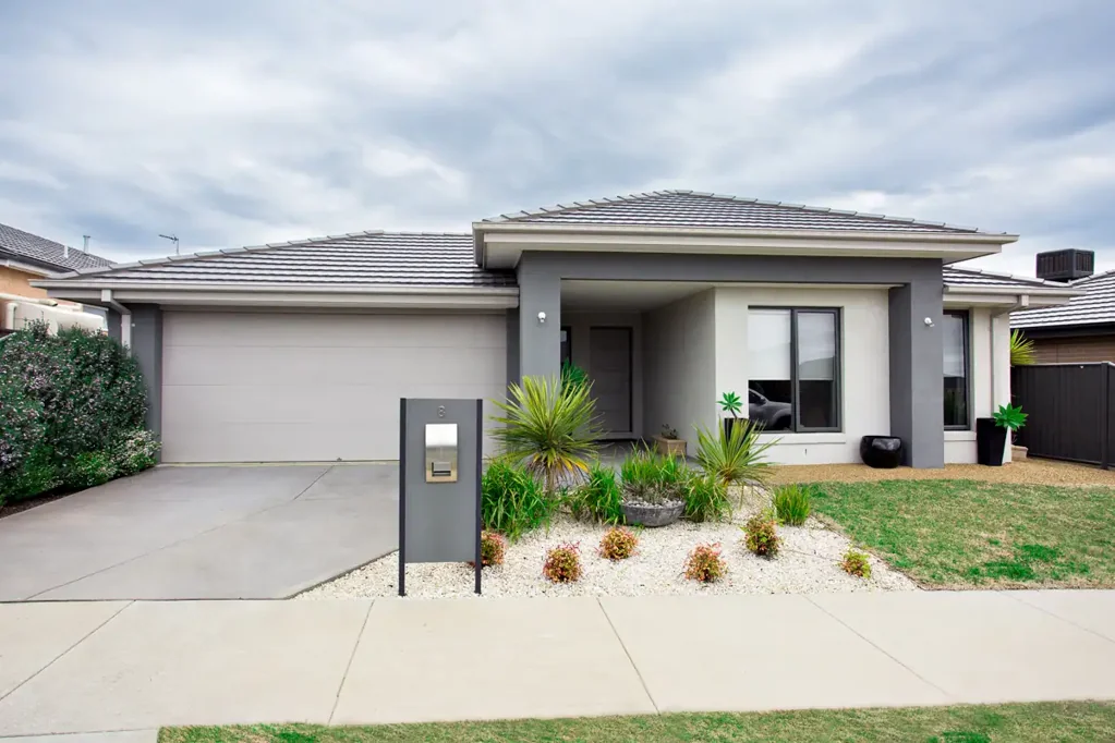 FAMILY HOME CLOSE TO SCHOOLS AND SHOPPING