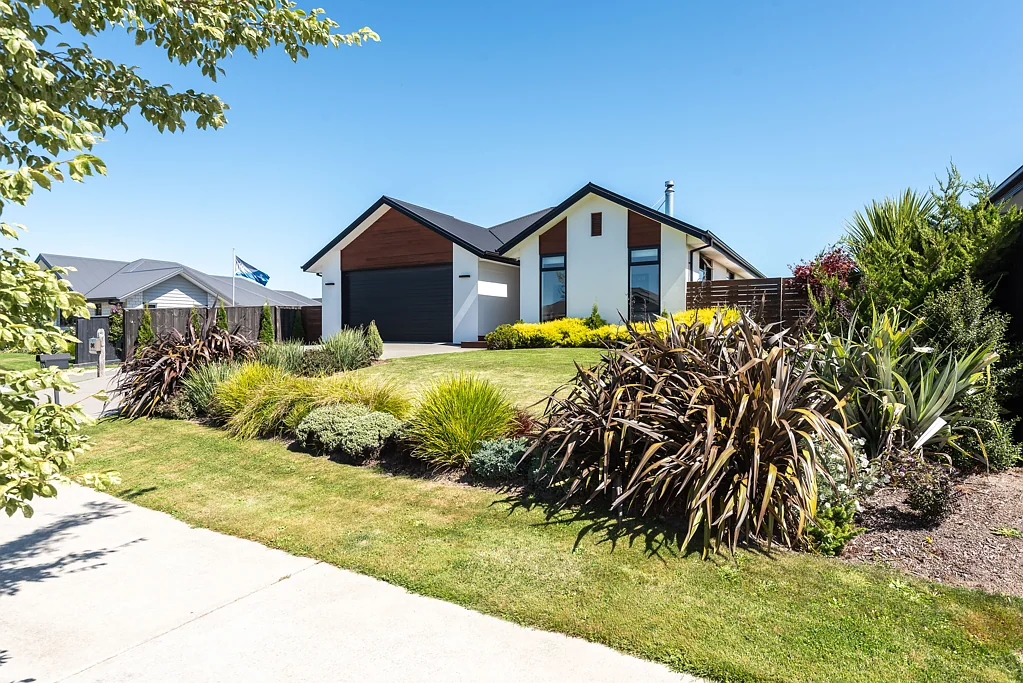 Rangiora 4Kwarto Eyes On Another