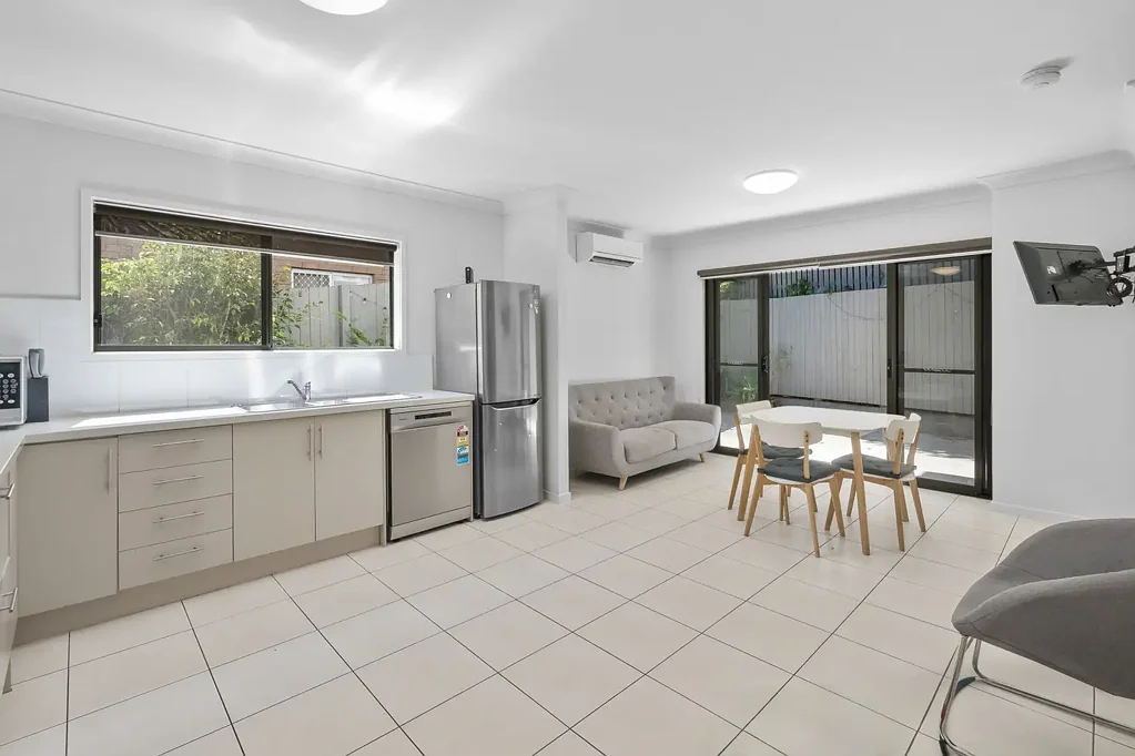 Modern Townhouse, Fully Furnished Generous in Size, So Close to the University of Qld, QUT and CBD!