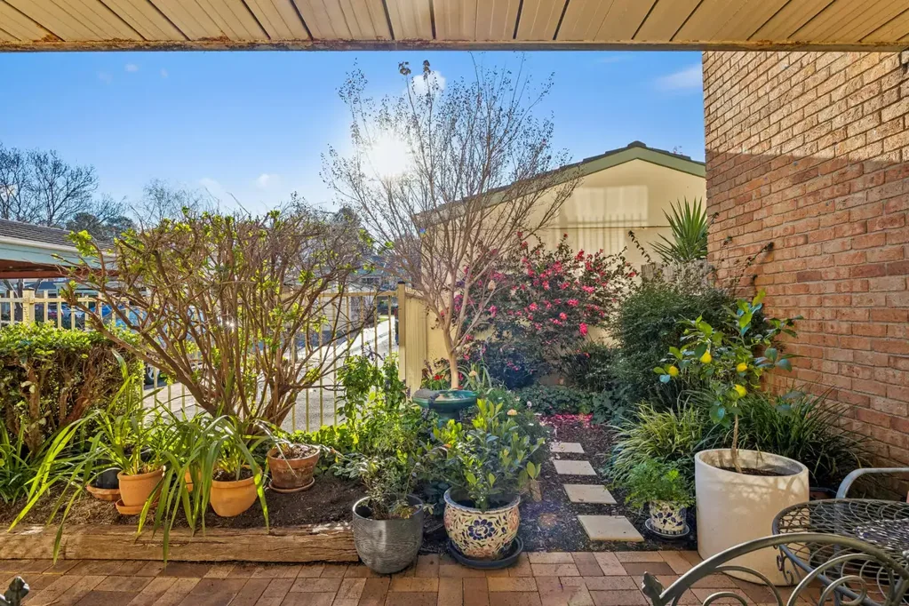 Narrabundah 2ਬੈੱਡਰੂਮ North facing, dual garden courtyards and privacy - better than the rest!