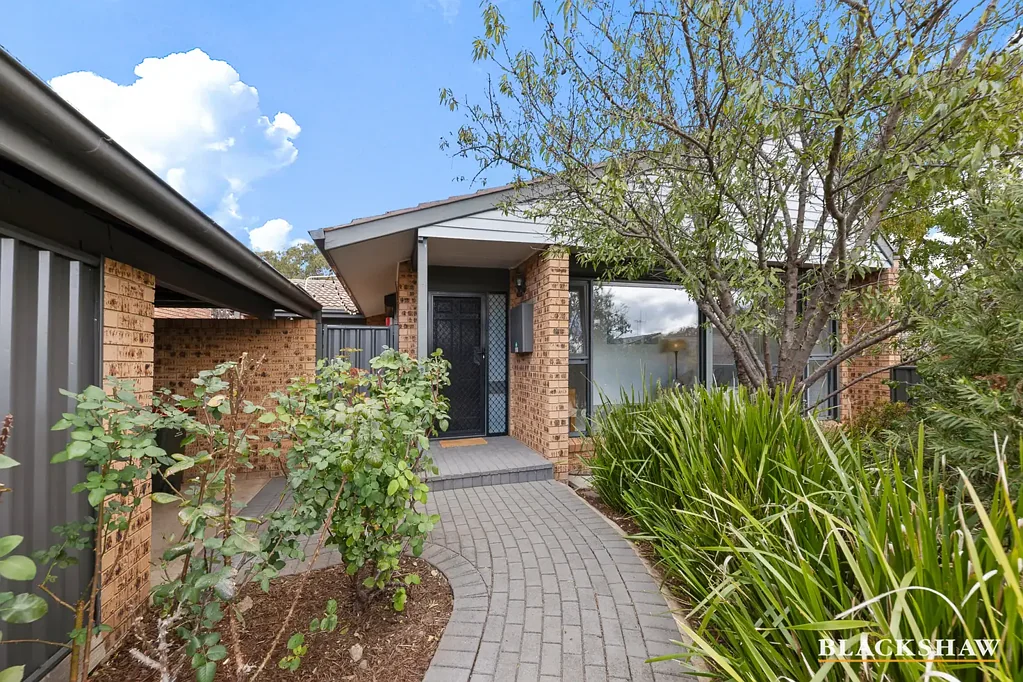 Latham 2房  Light-Filled Living with Private Courtyard Gardens