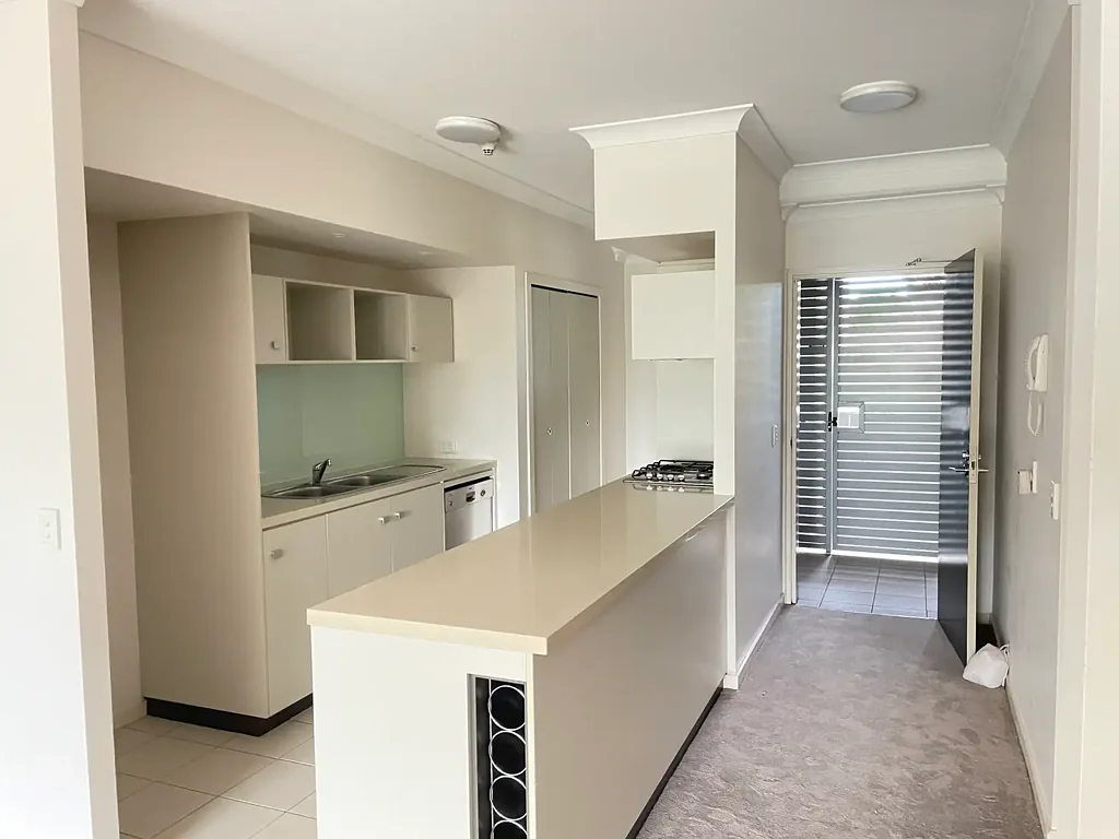 Indooroopilly 2chambre Prime Location Near Shops, Schools And Public Transport + Study Nook