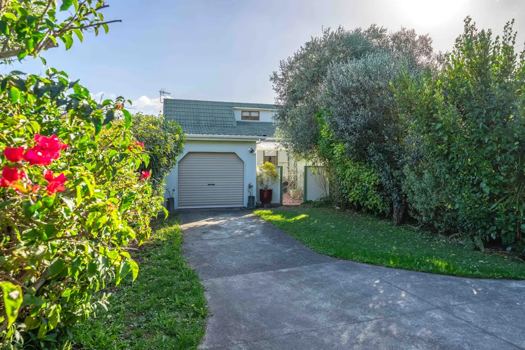 Waikanae 3 Bedroom Charming, Private Home with Fantastic Views