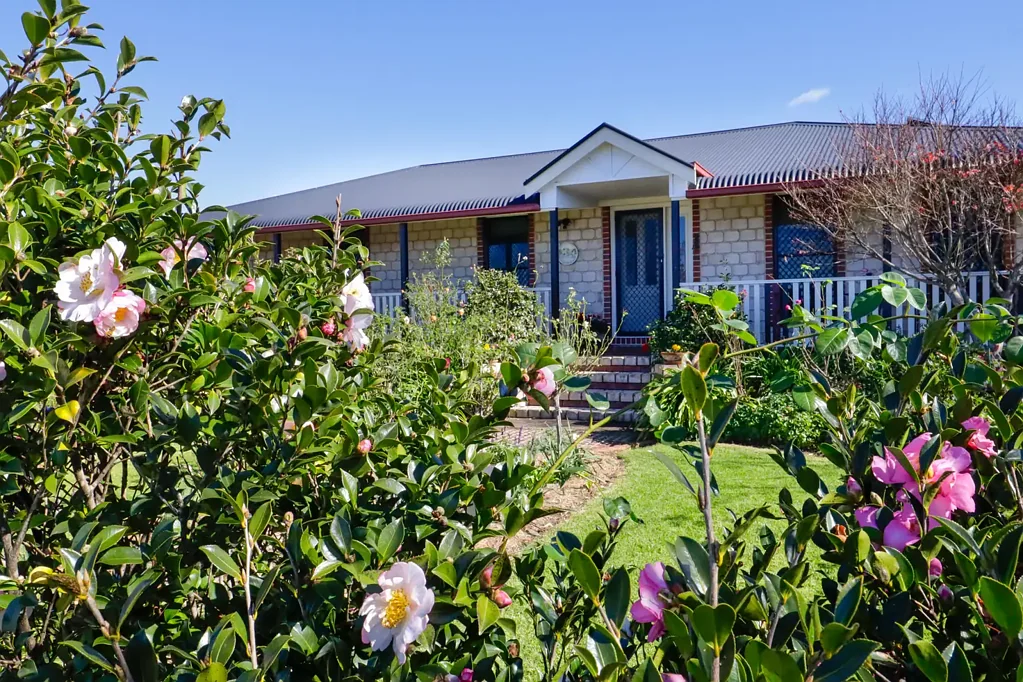 Tenterfield 3Moenga Charming Family Home