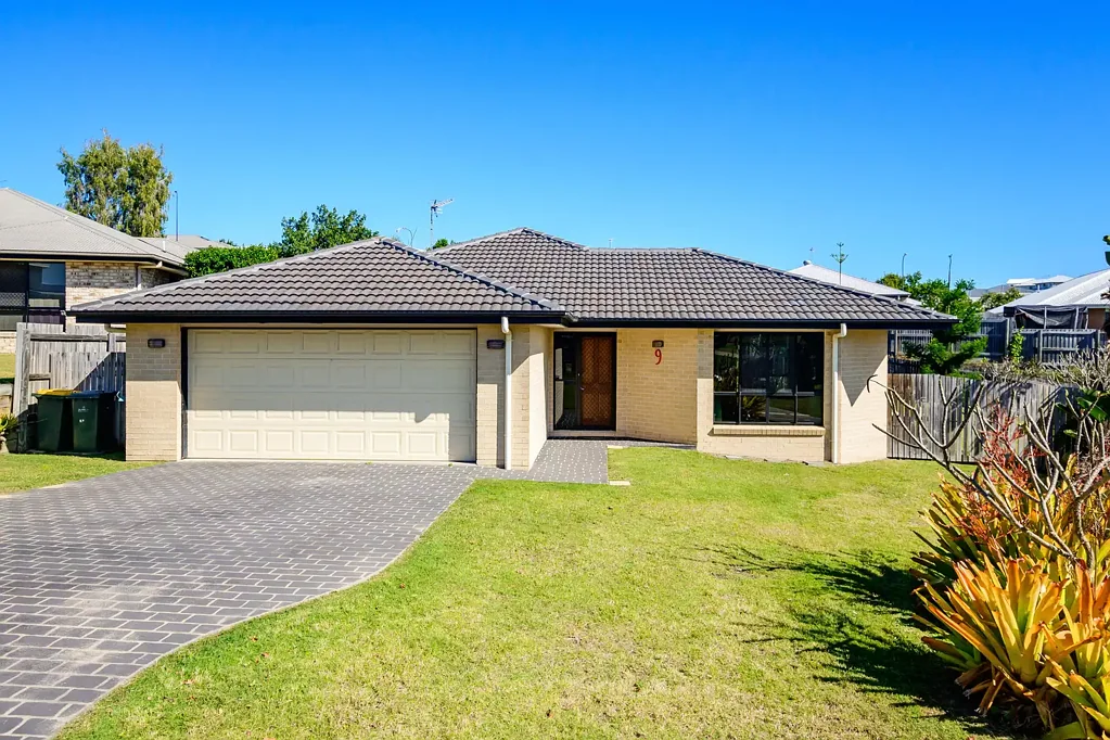 SPACIOUS 4 BEDROOM 2 BATHROOM HOME IN A QUIET SUBURB