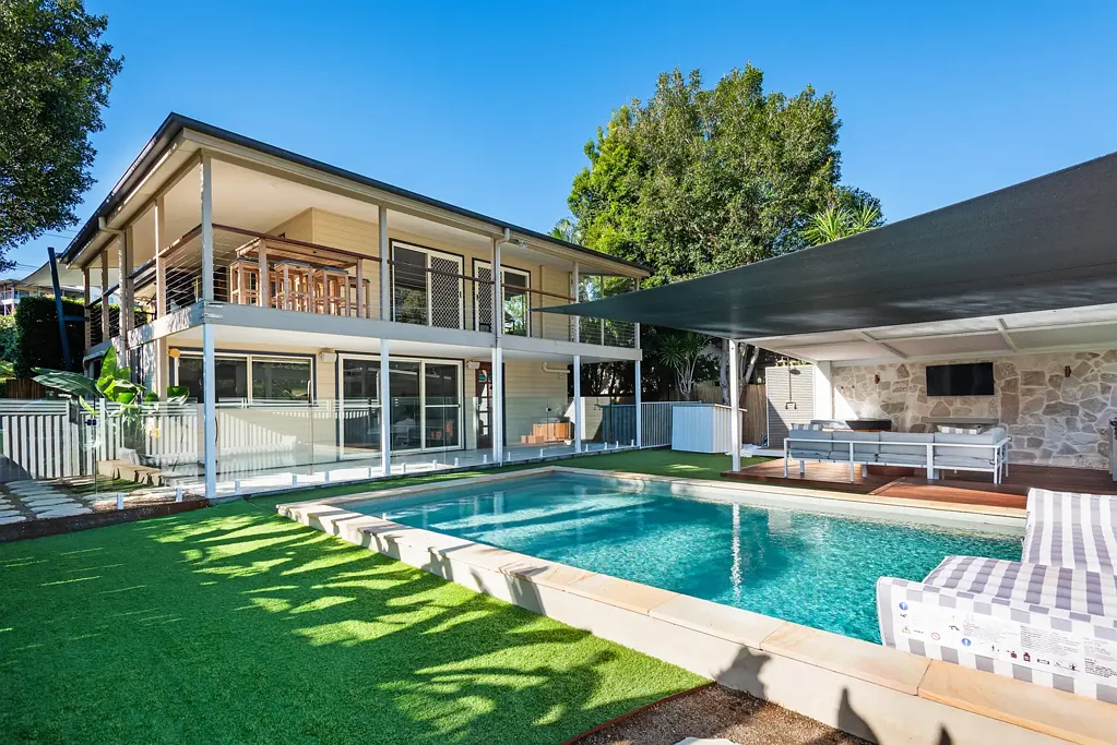 Hope Island 4房  Riverside Living with Space, Privacy & Family Appeal
