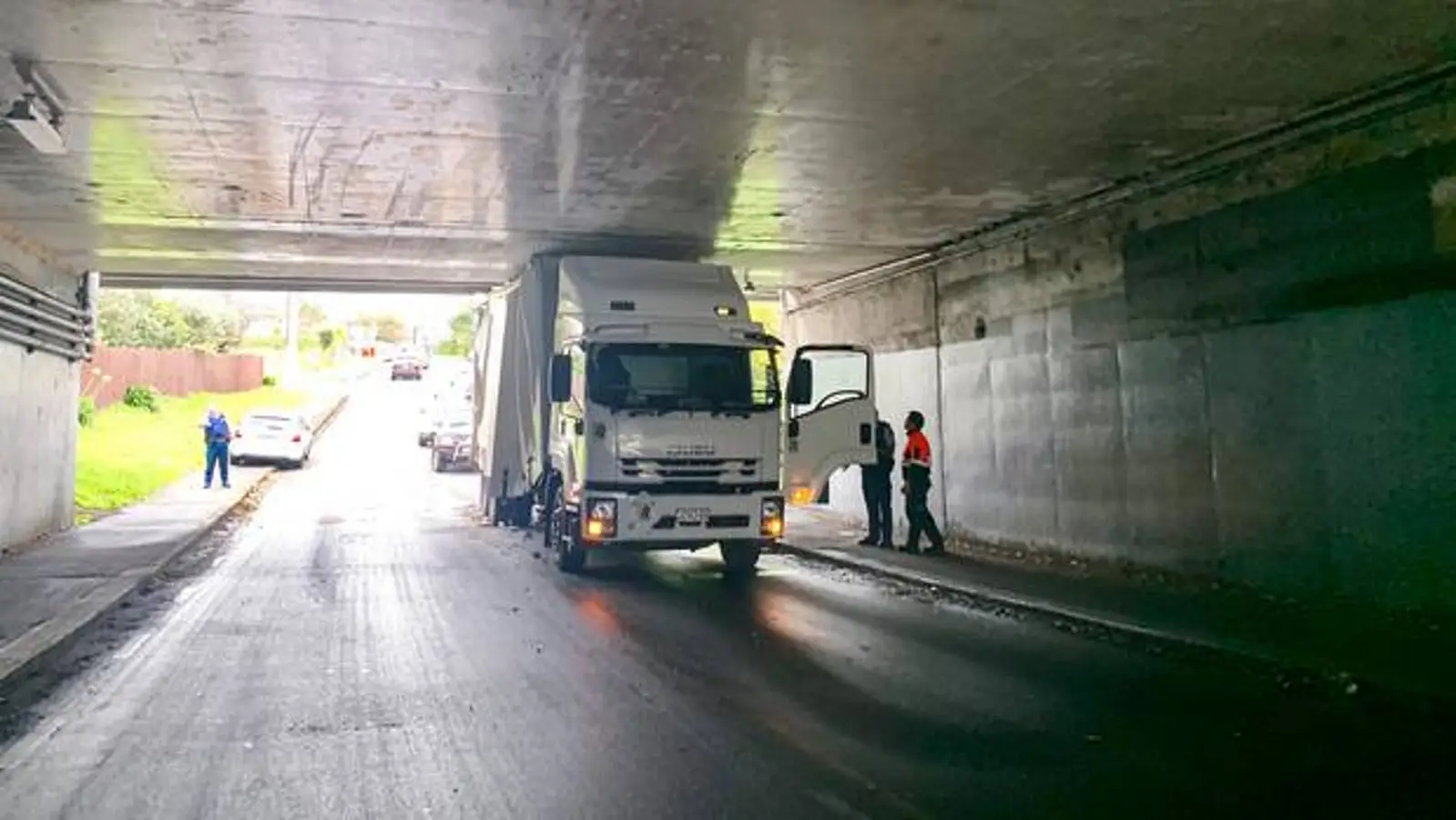 奥克兰中区道路涵洞突发事故，卡车被卡，交通受阻