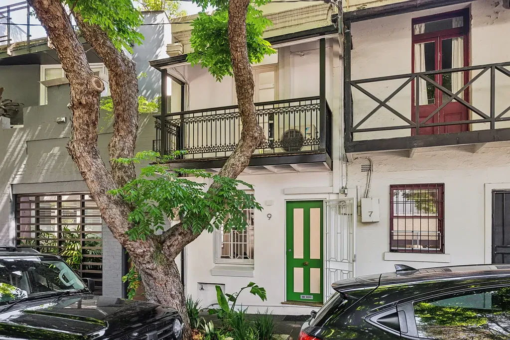 Surry Hills 3房 橡木地板庭院 环保厨房不锈钢 开放设计多功能 主卧阳台后院 现代浴室天窗 双面朝向光线 3-level renovated laneway terrace