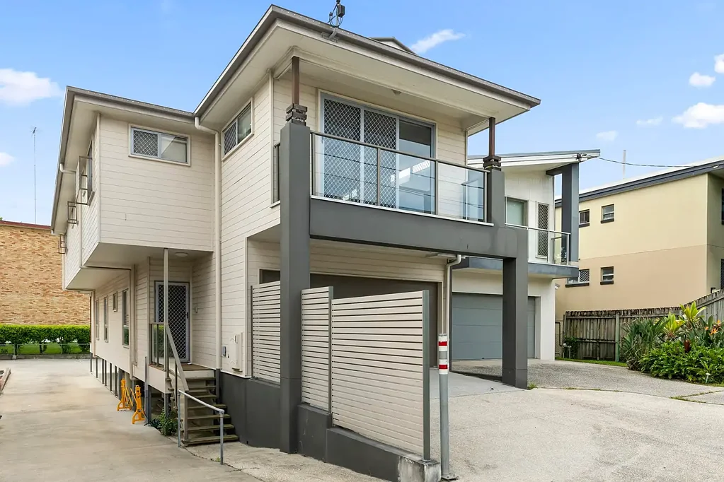 Clayfield 5कमरा FIVE BEDROOM CONTEMPORARY COMFORT IN WELL-CONNECTED LOCATION