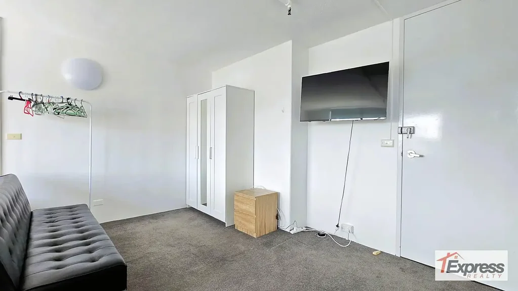 FULLY FURNISHED, REFURBISHED STUDIO IN THE HEART OF BONDI